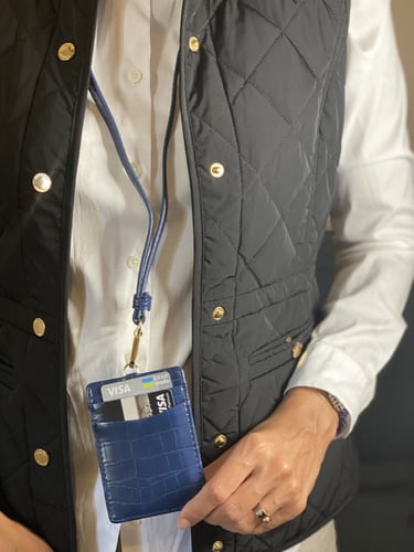 تعليقه البطاقه بجلد التمساح- ID holder