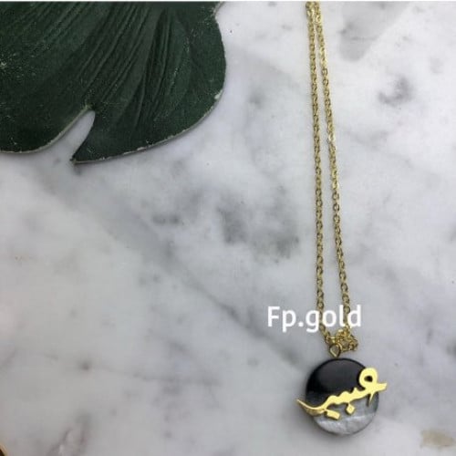 قلادة صدف مطلي ذهب الاسم بالجهتين