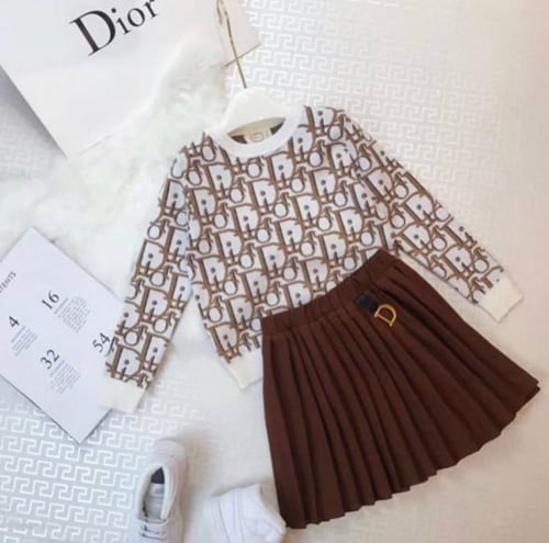 تيور ديور قطعتين البلوزة صوف مزين بميدالية ذهبي