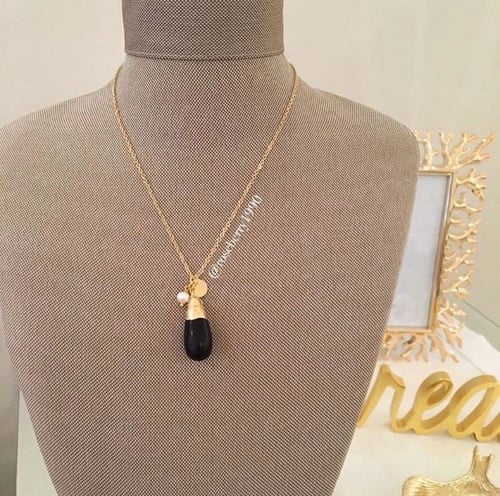 سلسله بحجر مع رقائق الذهب