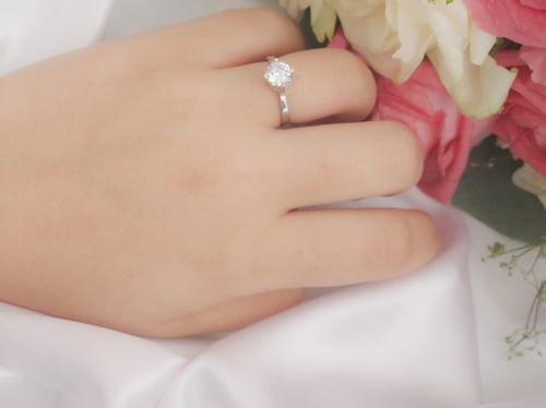 خاتم نسائي بحجر لامع