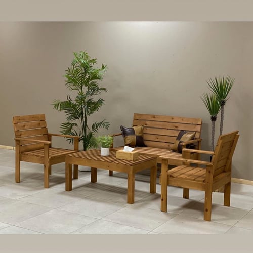 كرسي صغير في جلسة خشب ريفي