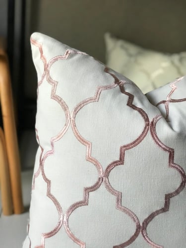 غطاء وسادة موروكون تطريز وردي معدني
