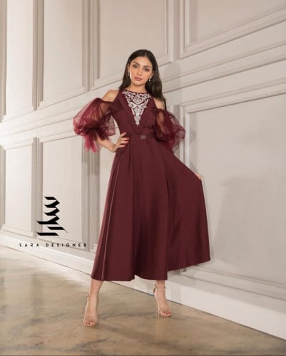 فستان عنابي مُزين بالشك