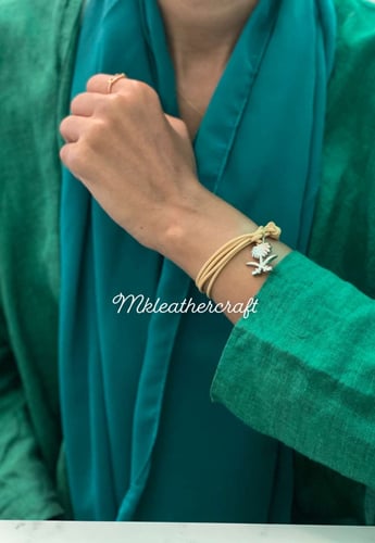 عقد شعار المملكة سيفين ونخله