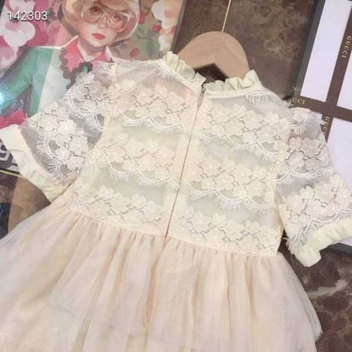 فستان ديور ليموني فاتح طبق ودانتيل مزين ببروش ديور