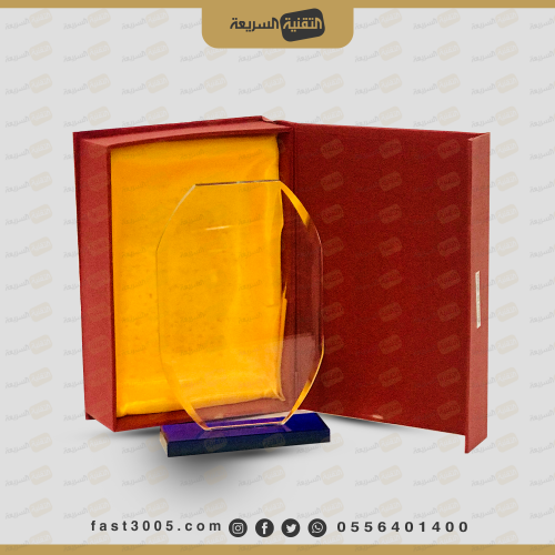 درع كريستال بقاعدة زرقاء