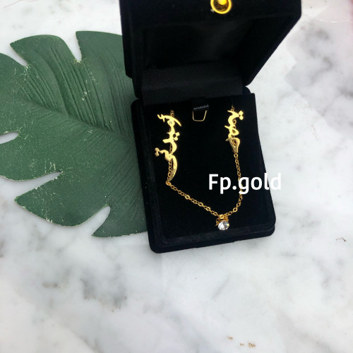 قلاده مطليه ذهب مع اسمين و بينهم 1 فص زريكون