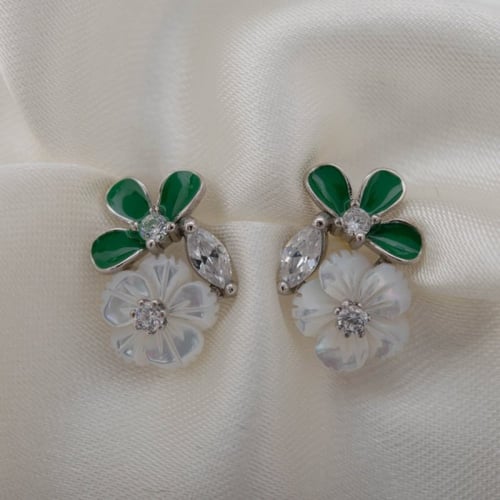 طقم فضة حريمي مع الصدف الأنيق وأحجار الزركون