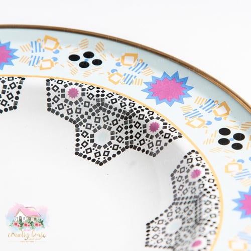 0332 صحن معدني أبيض مزخرف