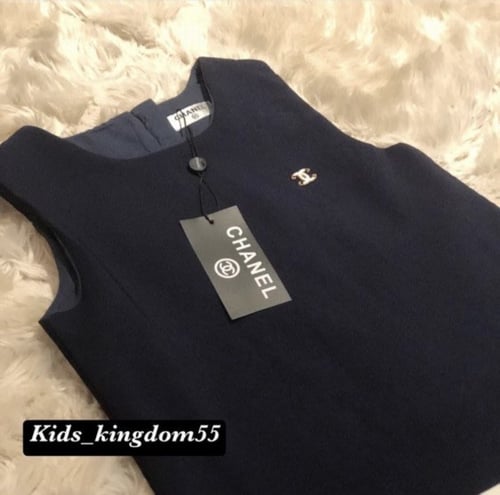 فستان شانيل مزين ببروش علامة شانيل