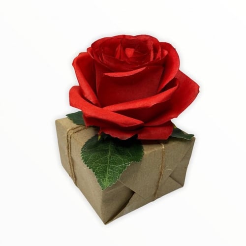 تغليف هدايا مع ورد كلاسيكي