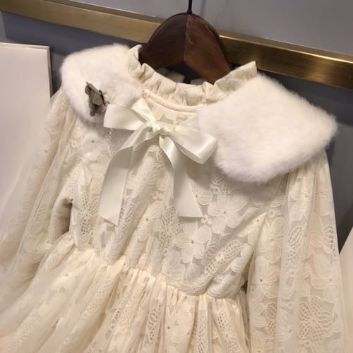 فستان ديور دانتيل مزين بياقة فرو وبروش مبطن فرو