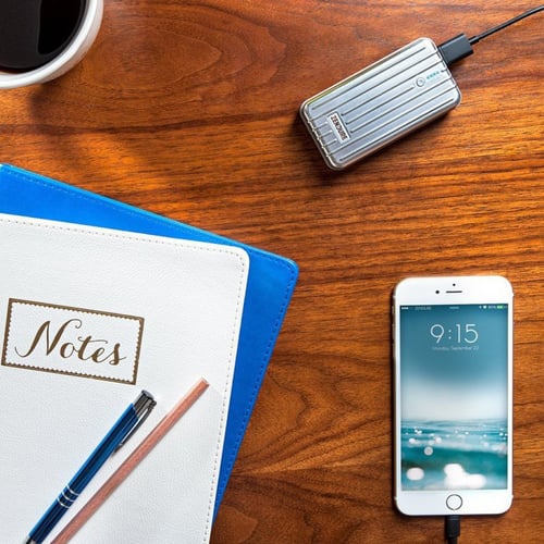 شاحن متنقل زندور بسعة 6700 مخرج واحد أسود A2