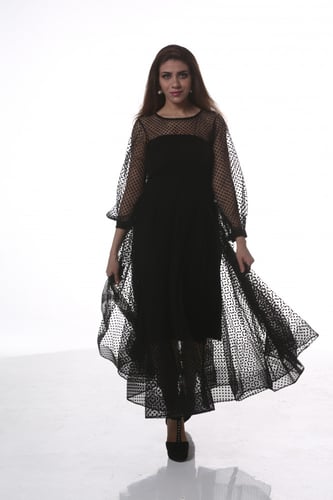 فستان اسود منقط