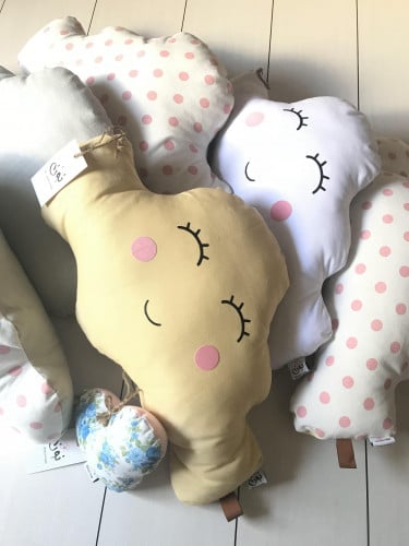 وسادة ياسمين غيمة أصفر باهت