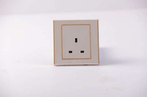 بريزه مربع 13 أمبير متوفر لونين ضمان 25 سنة