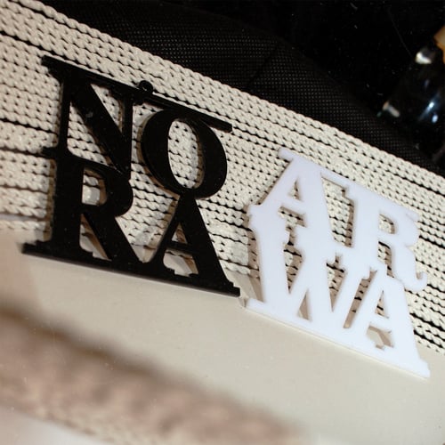 تعليقة الحروف للسيارة