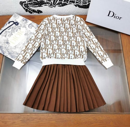 تيور ديور قطعتين البلوزة صوف مزين بميدالية ذهبي