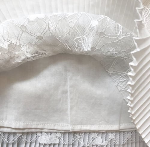 فستان دانتيل مزين ببروش كريستال +قبعة من قوتشي