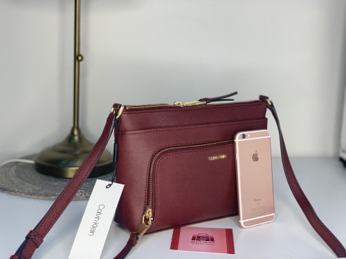 شنطة نسائية من كالفن كلاين