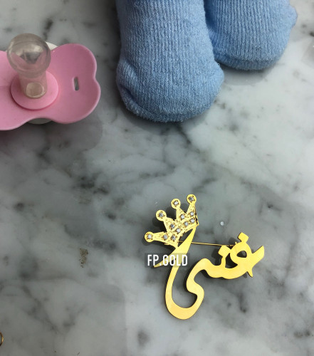 بروش تاج بالاسم مطلي ذهبي مع فصوص زريكون