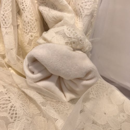 فستان ديور دانتيل مزين بياقة فرو وبروش مبطن فرو