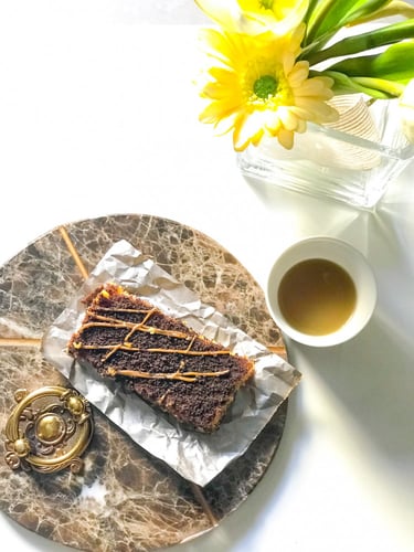 صحن رخام بني مستدير بتصميم X ذهبي