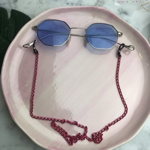 تعليقه نظاره باللون فوشي على أحمر