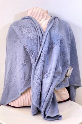 رداء بقبعة مع جيوب وبروش أنيق وعملي.