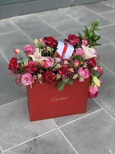 تنسيق مجموعه هدايا على كيس كارتييه