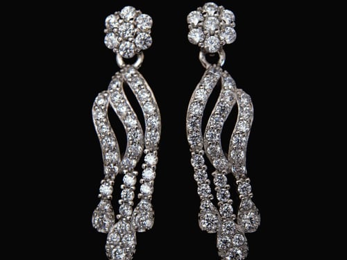 اطقم نواعم مع احجار الزركون بتصميم عصري وانيق