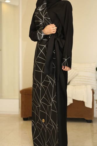 عباية أنيقة لف مطعمة بالجاكار الهندي الفخم