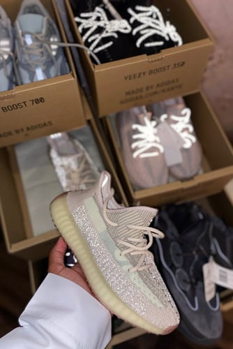 تسليم فوري Adidas Yeezy Boost 350 V2 Citrin Reflec...
