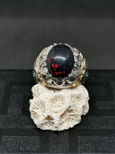 خاتم الفضة بحجر اوبال طبيعي بصياغة جراح ومرصع بالا...