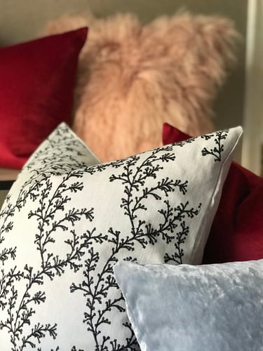 غطاء وسادة ميرميد تطريز أسود