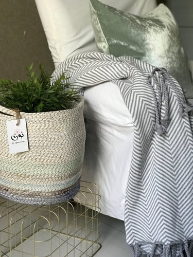 بطانية تشيفرون رمادي محبوكة مزينة بأهداب مبرومة