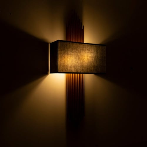 ثريا جدار بجرم معدني ذهبي مع قمع قماشي أسود