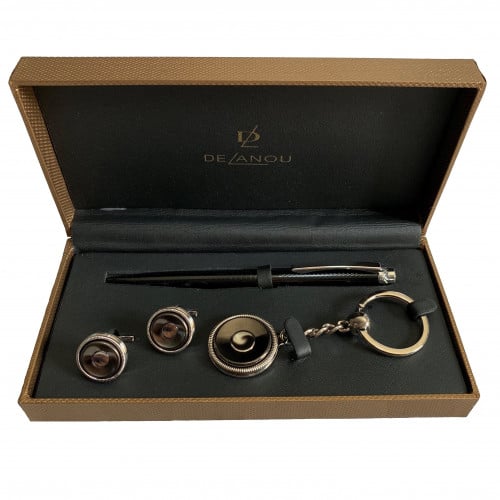 طقم رجالي يتكون من ميدالية وقلم وكبك نحاسي وفضي بت...