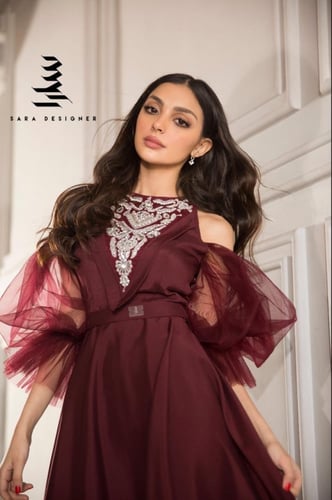 فستان عنابي مُزين بالشك