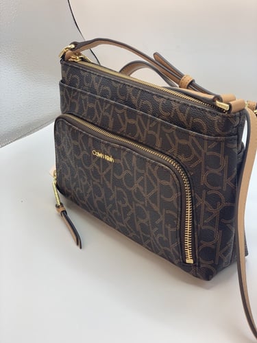 شنطة نسائية من كالفن كلاين