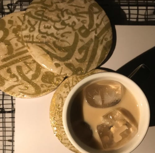 قاعدة اكواب منقوش