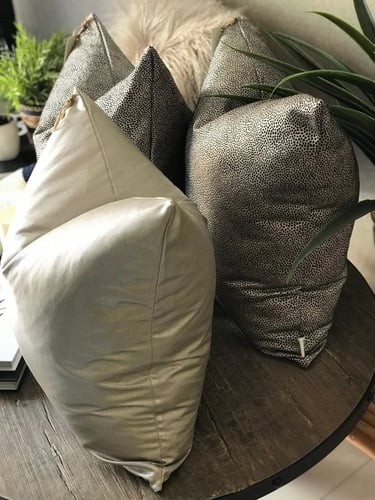 غطاء وسادة إيلين منقط أسود