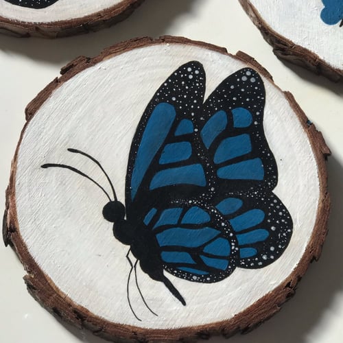 قاعدة كوب رسم يدوي -نمط فراشة-