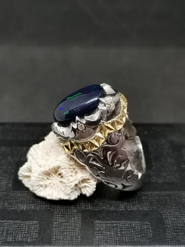 خاتم الفضة بحجر اوبال طبيعي بصياغة جراح ومرصع بالا...