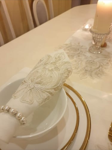 مفرش سكري بتطريز دانتيل لون ذهبي