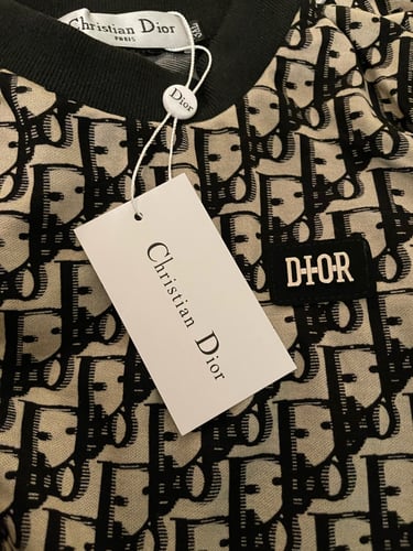 فستان ديور مزين ببروش كلمة ديور