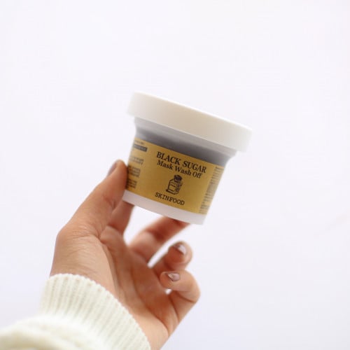 مقشر بالسكر الأسود من سكن فود