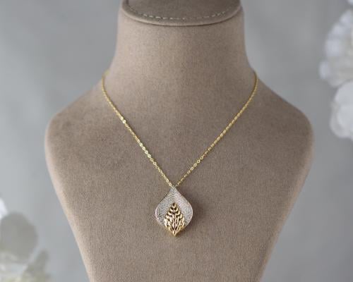 عقد ذهب عيار 18