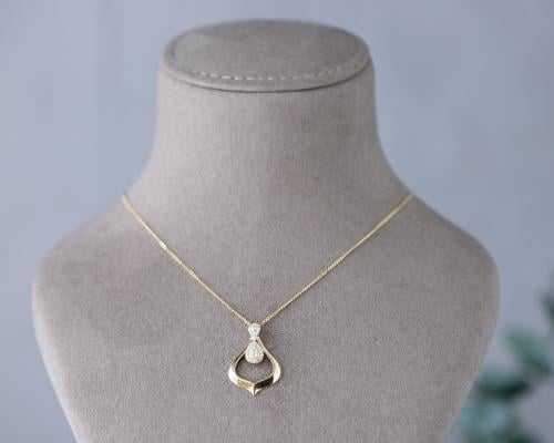 عقد ذهب عيار 18